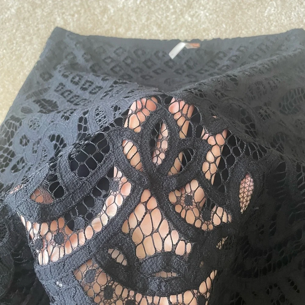 Free People Black Lace mini Skirt. Lined. Side zip.‎ Women size 2.